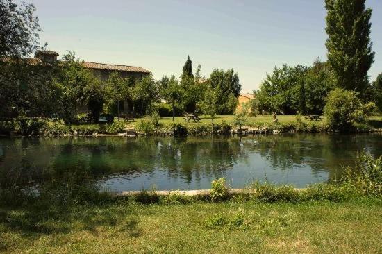 Mas Le Pont Des Aubes Bed & Breakfast ลีล-ซูร์-ลา-ซอร์ก ภายนอก รูปภาพ