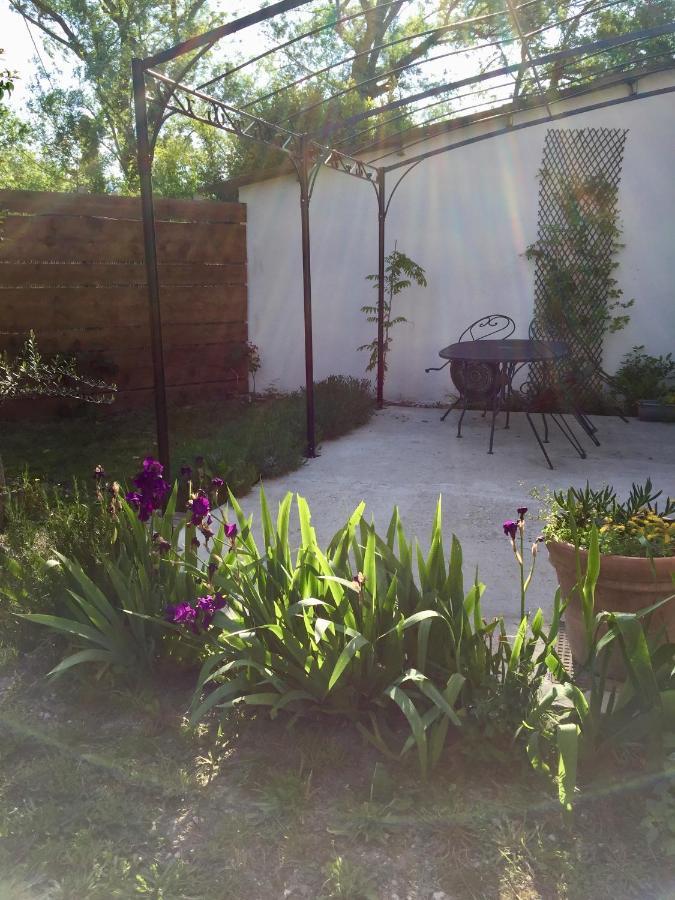 Mas Le Pont Des Aubes Bed & Breakfast ลีล-ซูร์-ลา-ซอร์ก ภายนอก รูปภาพ